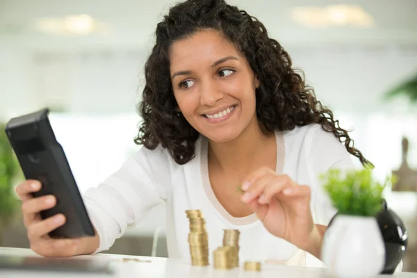 Uma Mulher Negócios Com Calculadora Financeira — Fotografia de Stock