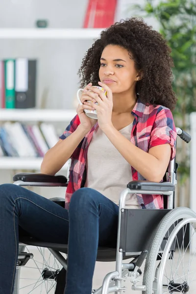 Engelli Kadın Içecek Içiyor — Stok fotoğraf