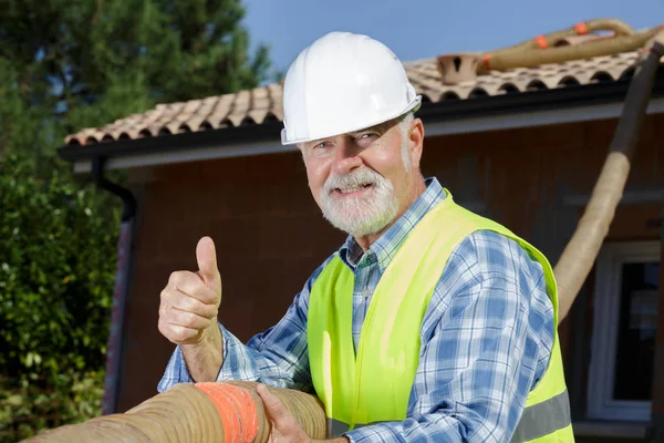 Senior Ingenieur Man Tonen Duimen Omhoog — Stockfoto