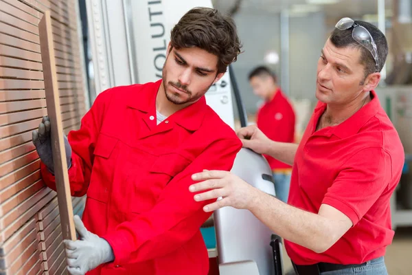 Ritratto Dei Lavoratori Che Controllano Deposito Legno — Foto Stock