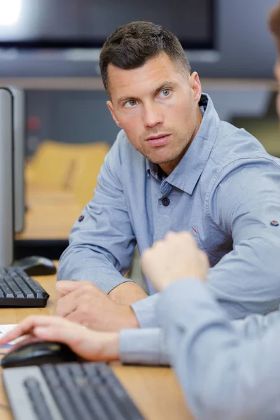 Welvarende Jonge Manager Werkt Generieke Laptop — Stockfoto