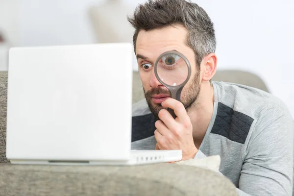 Hombre Usando Una Lupa Portátil — Foto de Stock