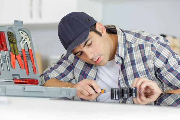 Hombre Trabajando Una Nueva Instalación Cocina — Foto de Stock