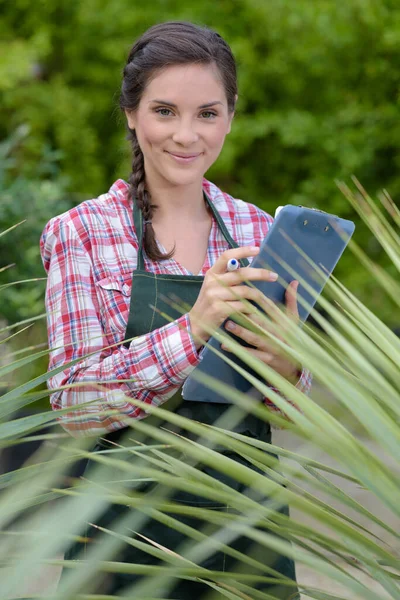 Blonde Frau Mit Hut Bei Der Gartenarbeit — Stockfoto