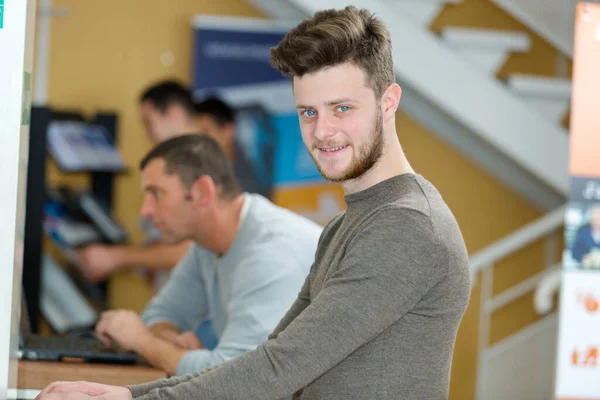 Portret Van Tiener Met Behulp Van Openbare Laptop — Stockfoto