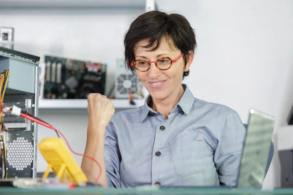 Excited Female Worker Measuring Reader — Stock Photo, Image