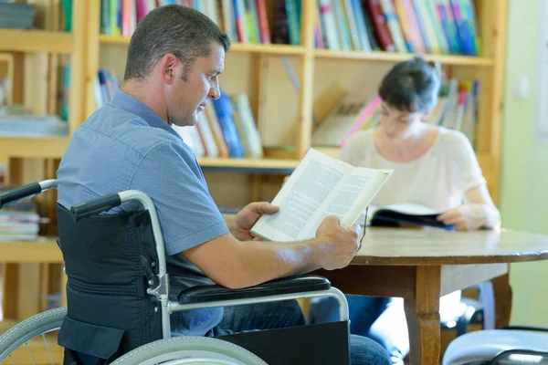 Estudante Cadeira Rodas Lendo Seu Livro — Fotografia de Stock