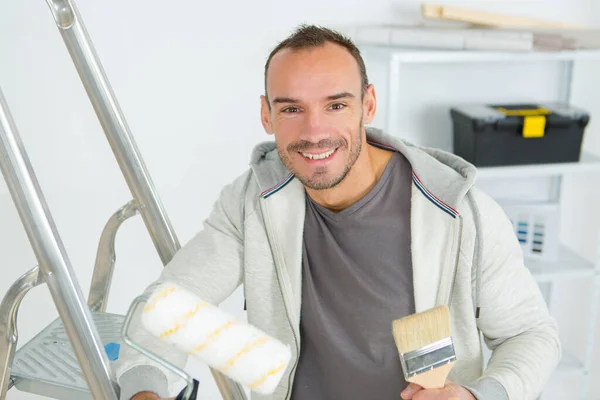 Arbeiter Hält Pinsel Der Hand — Stockfoto