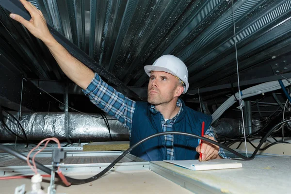 Homem Trabalhando Com Fios Teto — Fotografia de Stock