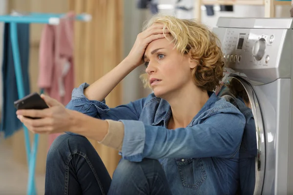 Frustrata Giovane Donna Casa — Foto Stock