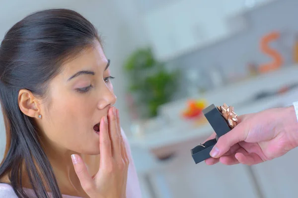 Hombre Pidiendo Matrimonio Con Anillo — Foto de Stock