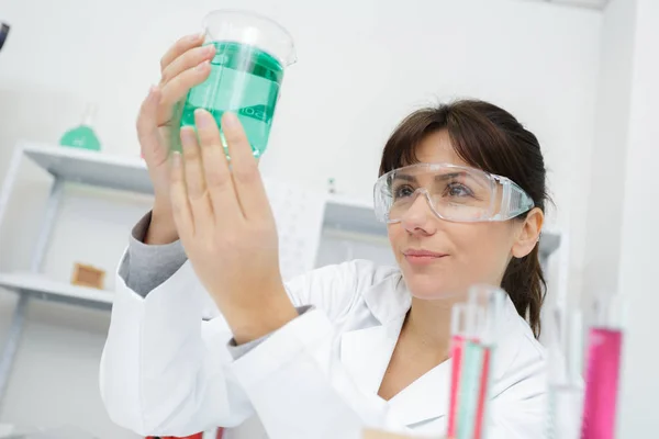 Mulher Trabalhadora Laboratório Segurando Frasco — Fotografia de Stock