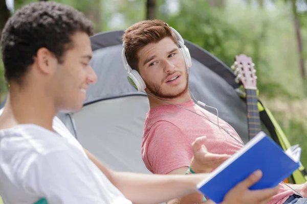 Guys Talk Play Guitar Camping — Stock Photo, Image