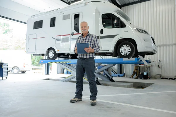 Mecánico Trabajando Autocaravana — Foto de Stock