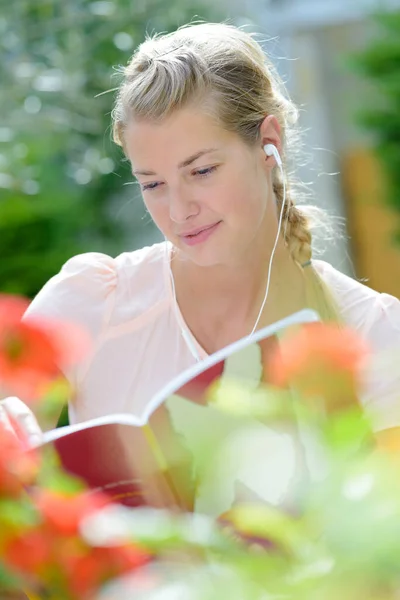 Frau Liest Buch Mit Headset — Stockfoto