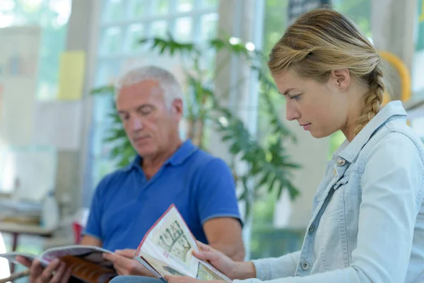 Mann Und Frau Lesen Magazin Wartebereich — Stockfoto