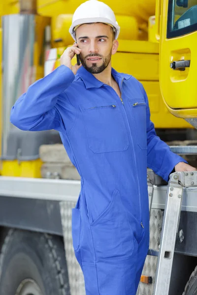 Trabajador Construcción Masculino Las Escaleras Del Vehículo Usando Teléfono Inteligente —  Fotos de Stock