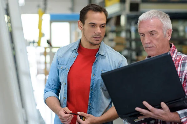 Supervisore Fabbrica Che Mostra Programma Nel Computer Portatile — Foto Stock