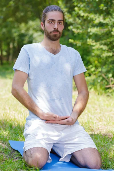 Portret Van Een Jonge Man Bos — Stockfoto