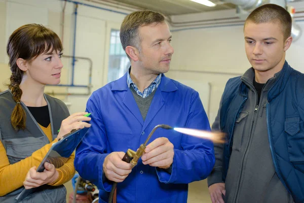 Smederijen Leraar Studenten Zien Hoe Veilig Gebruik Gas Lasser — Stockfoto