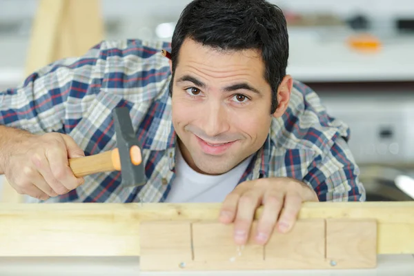 Bonito Sorrindo Trabalhador Usando Martelo — Fotografia de Stock