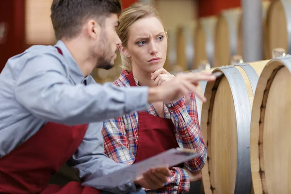 Eine Frau Und Ein Mann Die Mit Wein Arbeiten — Stockfoto