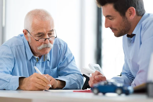 Due Uomini Affari Positivi Discutere Affare — Foto Stock