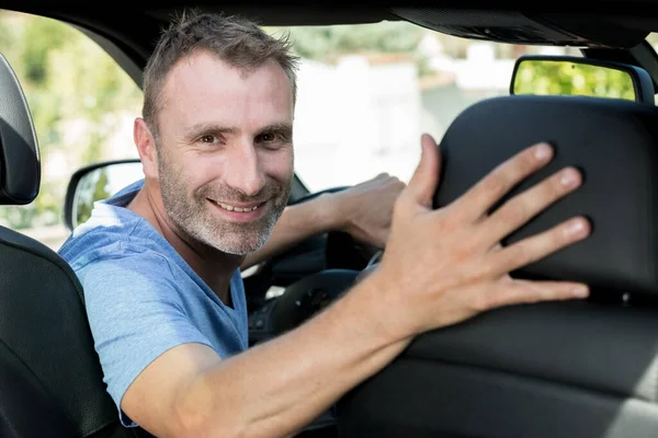 Conducteur Voiture Mâle Regardant Arrière Voiture — Photo