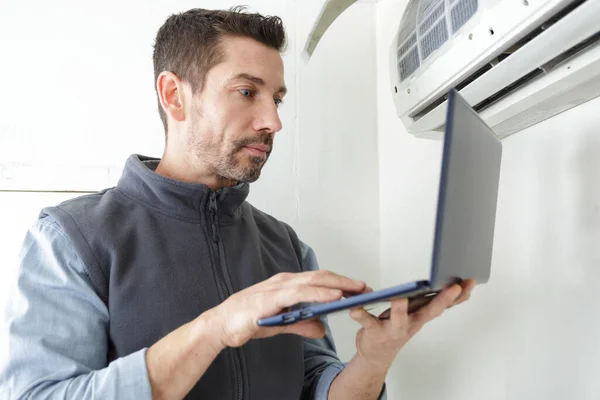 Man Met Laptop Tijdens Werken — Stockfoto