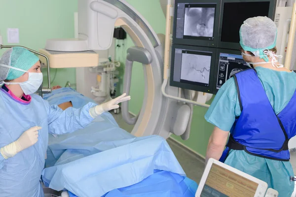 Хірурги Виконують Операцію Операційному Театрі — стокове фото
