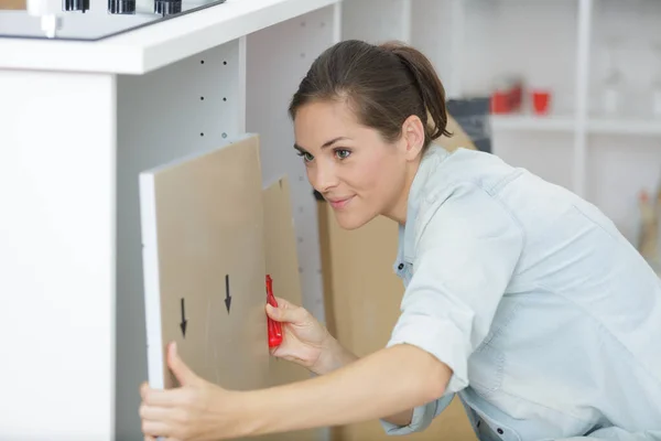 Jovem Mulher Usando Chave Fenda Elétrica Para Instalação — Fotografia de Stock