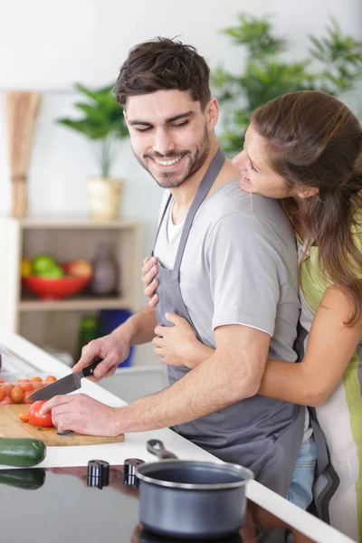 Mari Femme Cuisinier Dans Cuisine Heureux — Photo