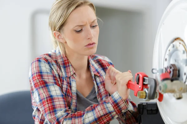 Händer Unga Kvinnor Som Arbetar Vatten Den Elektriska Pannan — Stockfoto