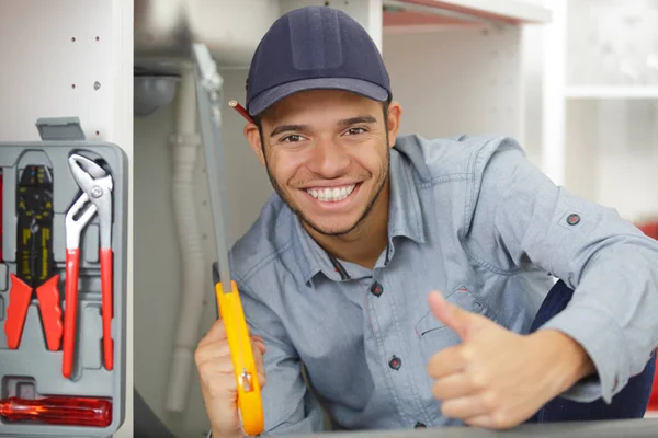 Gelukkig Man Werknemer Weergeven Van Zijn Gereedschap — Stockfoto