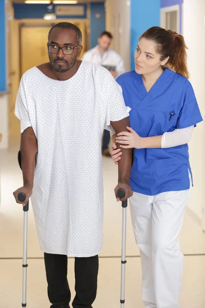 Eine Krankenschwester Hilft Patienten Bei Knirschungen — Stockfoto