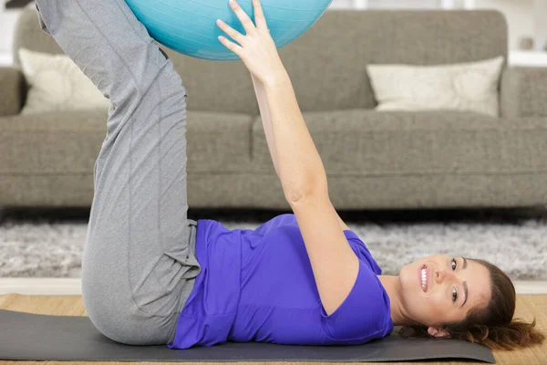 Junge Schwangere Frauen Beim Yoga Mit Yoga Ball — Stockfoto