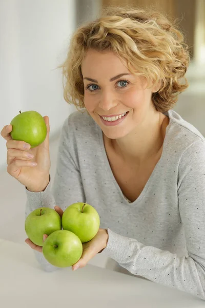 Žena Drží Jablka Svých Rukou — Stock fotografie