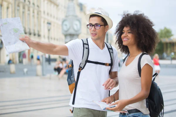 Turisti Felici Che Viaggiano Sorridono — Foto Stock