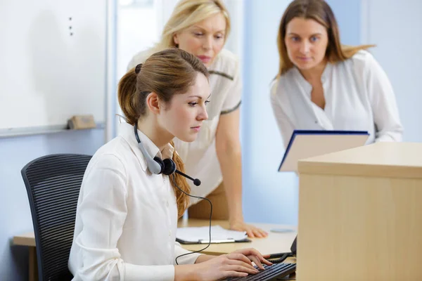 Een Vrouwelijke Secretaresse Met Collega — Stockfoto