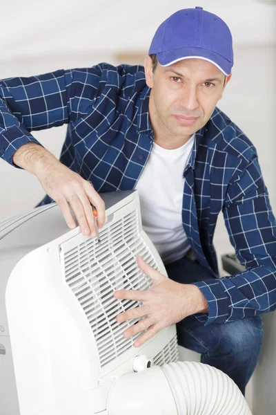 男性労働者と空調フィルター洗浄 — ストック写真