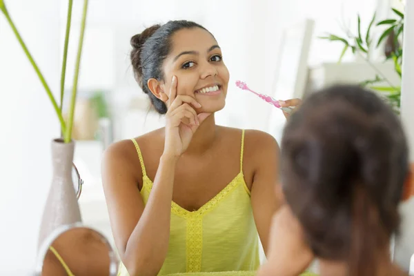 Porträt Einer Schönen Jungen Frau Beim Zähneputzen — Stockfoto