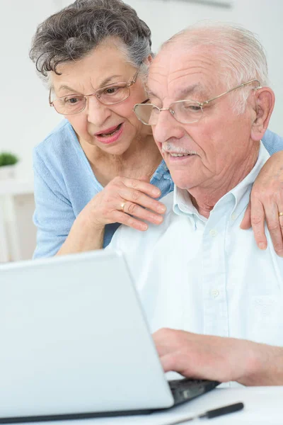 Casal Idosos Usando Laptop — Fotografia de Stock