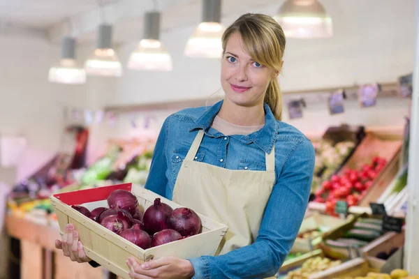 Vöröshagymás Ládát Tartó Gyümölcs Zöldségárus — Stock Fotó