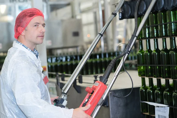 Arbeiter Betätigt Kontrollen Weinabfüllanlage — Stockfoto