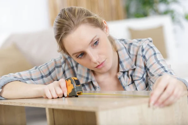 Kvinna Som Mäter Möbler Med Måttband — Stockfoto