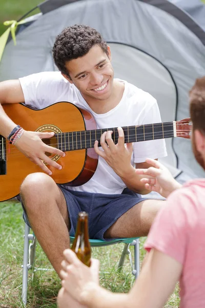 Jovem Tocando Guitarra Por Tenda — Fotografia de Stock