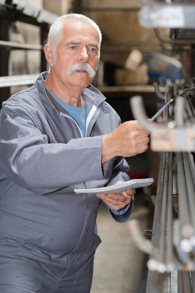 Porträt Eines Arbeiters Der Lager Sucht — Stockfoto