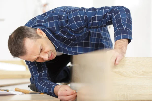Man Repareert Het Dressoir Met Spijkers — Stockfoto