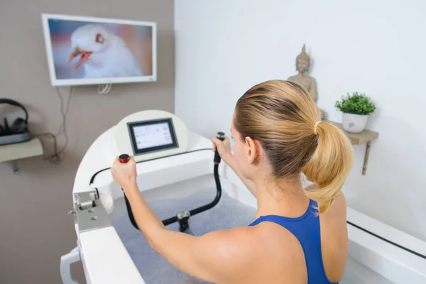 Eine Frau Die Aquatische Fitness Betreibt — Stockfoto