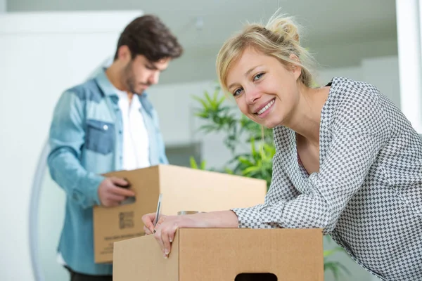 Porträt Eines Jungen Paares Beim Umzug — Stockfoto